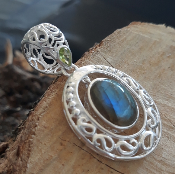 Sterling Silver Blue Labradorite Pendant - Picture 13 of 15